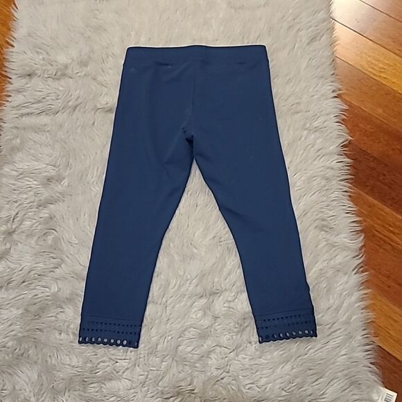 Zella womens navy blue capris with detailed bottoms size medium - Picture 6 of 7